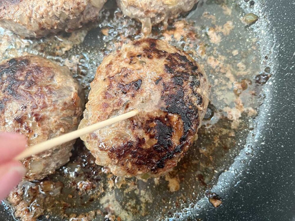 発酵食品腸活レシピ「醤油麹で旨みたっぷりなオニオンソースハンバーグ」